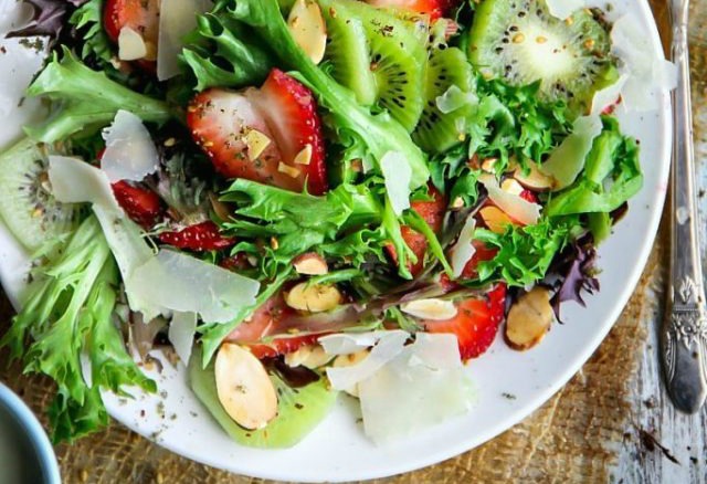 Mixed Greens Kiwifruit and Strawberry Salad