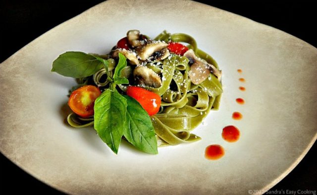 Spinach Fettuccine with Mushrooms and Cherry Tomatoes
