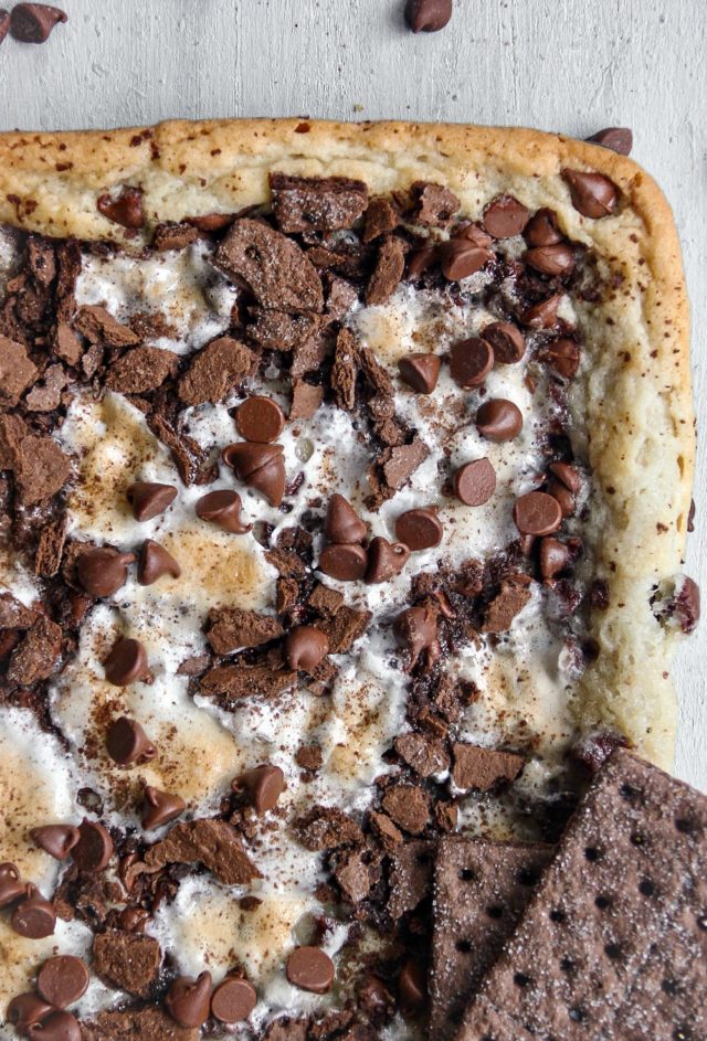 Easy S'mores Sweet Pizza Recipe is sweet, delicious, chocolaty, and most definitely a crowd-pleaser