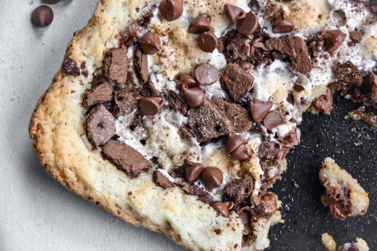 I included a recipe of my homemade sugar cookies in the recipe card just in case you want to use in this Easy S'mores Sweet Pizza